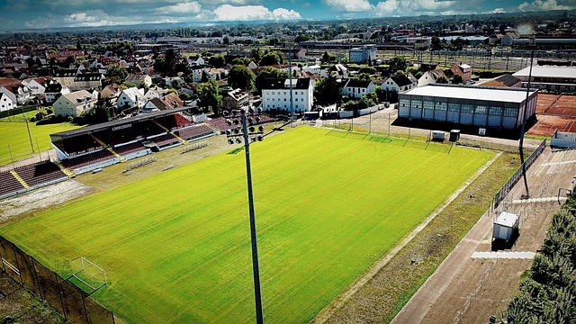 追光丨红山谷里的绿茵场：给高原少年的新年礼物.